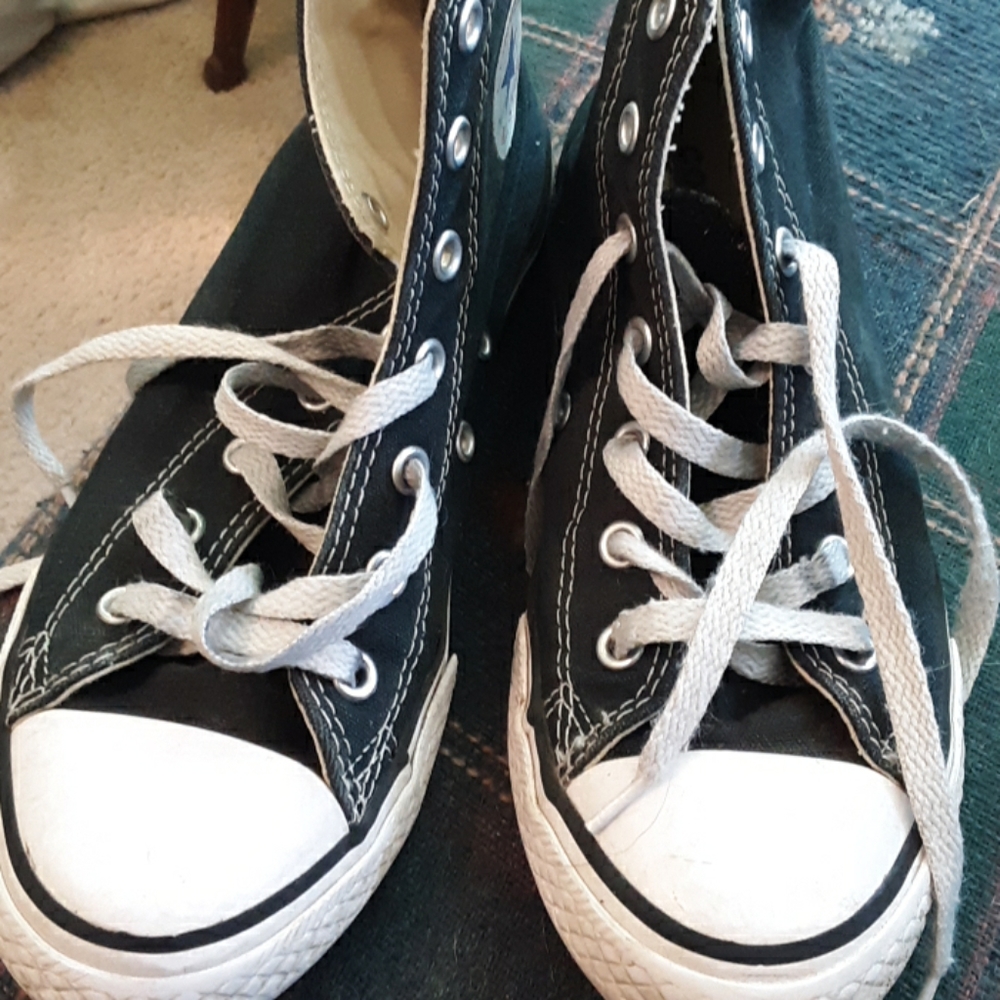 Converse allstars tennis shoes.